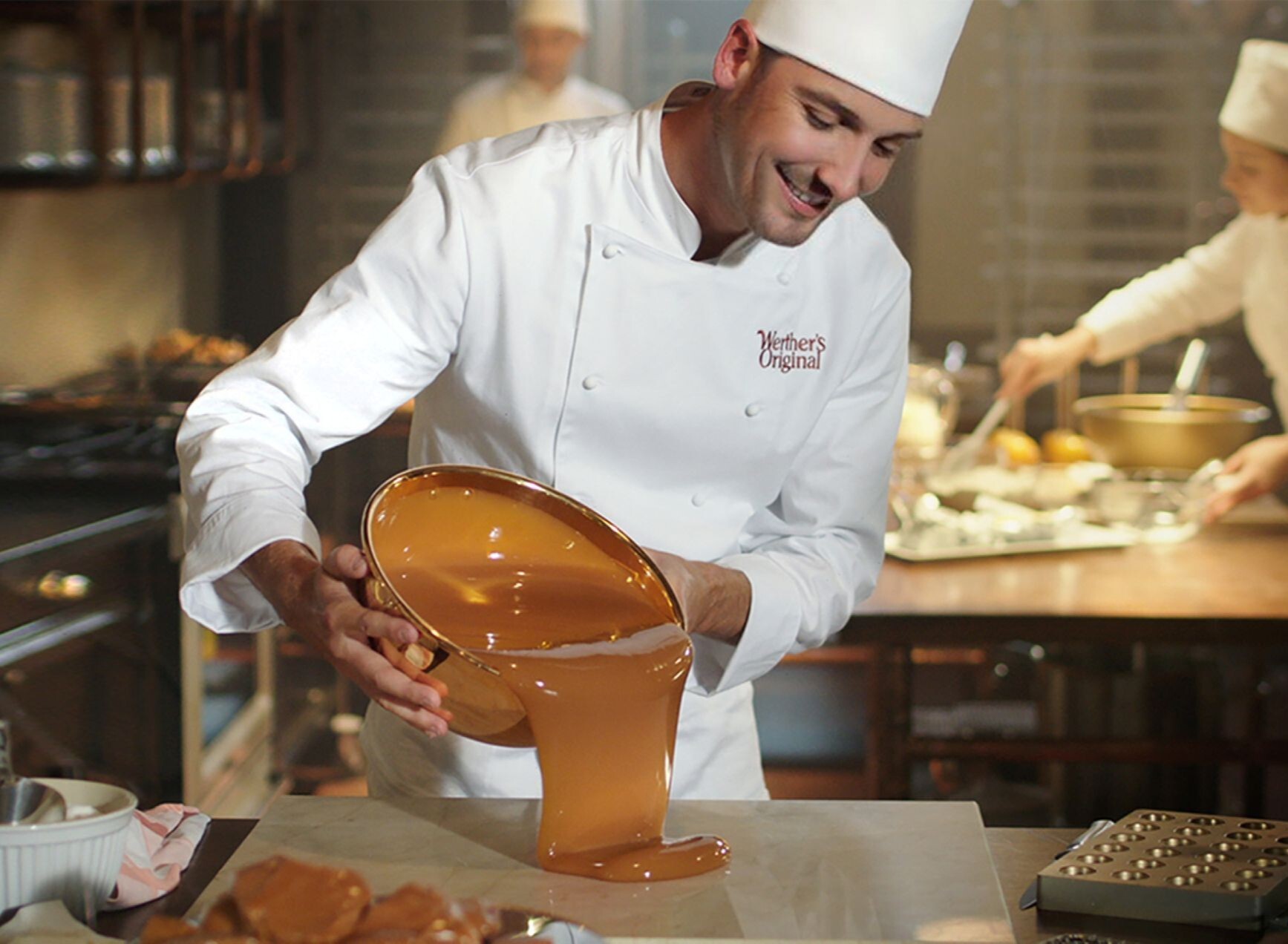 Muchas cosas se mantienen desde que se crearon los primeros caramelos Werther’s Original, aunque algunas otras han cambiado. Los caramelos Werther’s Original forman parte de una selección de deliciosas especialidades, mezcladas con la misma pasión y cuidado que Gustav Nebel utilizó en cada caramelo que elaboró. Así es como nos aseguramos de que cada Werther’s Original tenga el sabor familiar que más te gusta y cada persona que los pruebe pueda sentir: ... ¡que es alguien muy especial!